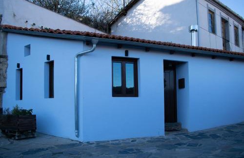 Monforte de Lemos Apartment | Medieval Casa with Ocean Views and Family-Friendly Perks