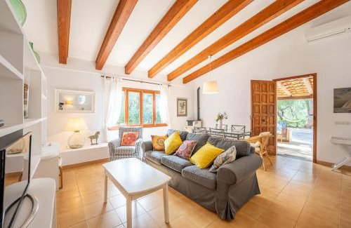 Escorca House | Charming Casa en Cala Tuent: Family-Friendly Retreat