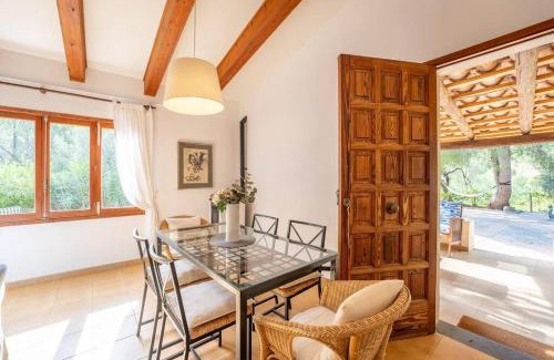 Escorca House | Charming Casa en Cala Tuent: Family-Friendly Retreat