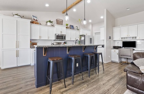 Caldwell House | Ultimate Home Retreat with Gym, Hot Tub & BBQ Area