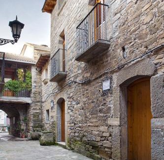 El Pueyo de Araguas House | Discover Casa Encuentra: Family & Pet-Friendly Retreat