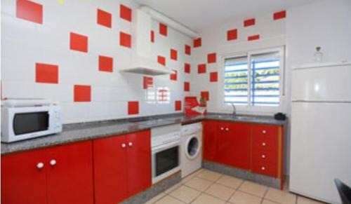 Conil de la Frontera House | Discover Casa Enrique: Pet-Friendly Retreat with Pool Access