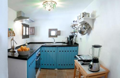 Albunuelas Villa | Discover Casa Escondida: Pet-Friendly Family Getaway