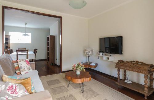 Jardim Andira House | Relaxing Getaway: Casa Espaçosa with Spa in Campos do Jordão