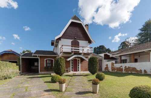 Jardim Andira House | Relaxing Getaway: Casa Espaçosa with Spa in Campos do Jordão