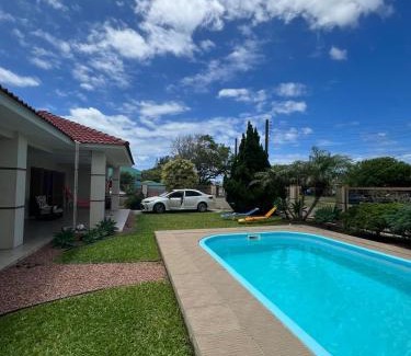 Xangri-La House | Inviting Casa com Piscina: Pet-Friendly Family Retreat