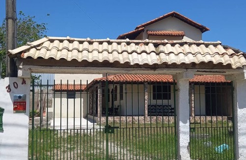 Sao Pedro da Aldeia House | Casa Estilo Colonial: Tranquil Oasis Close to Attractions