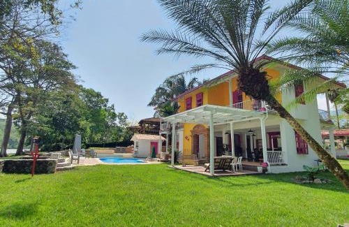 Quebrada Guadalejo Bed & Breakfast | Discover Casa Etnika: Pet-Friendly Stay with Pool & Hot Tub