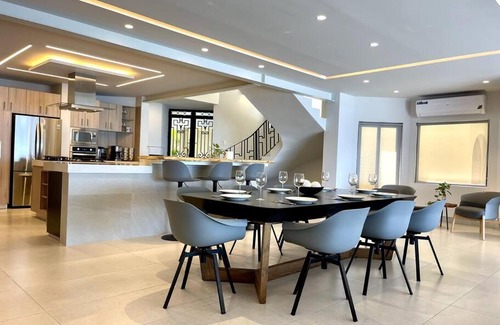 Zona Hotelera Villa | Casa F: Family-Friendly Retreat with Pool and Kitchen