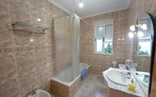 Torreorgaz House | Welcoming Casa Familiar La Lunara: Rated 8.9, Pet Friendly