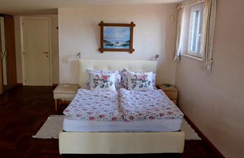 Fara in Sabina Apartment | Casa Felice: Guest Rated 9/10 with Pool and Hot Tub