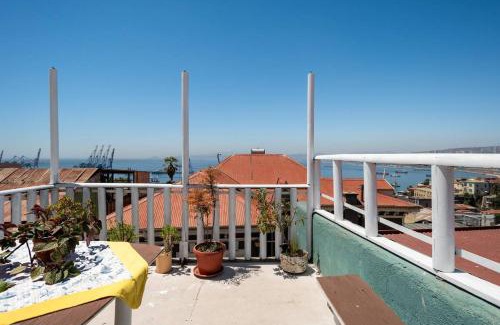 Cerro Alegre House | Explore Casa Fibonacci: Family-Friendly with a Cozy Fireplace