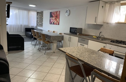 Gianola House | Casa Fiorita: Spacious Getaway for Large Groups Near the Beach
