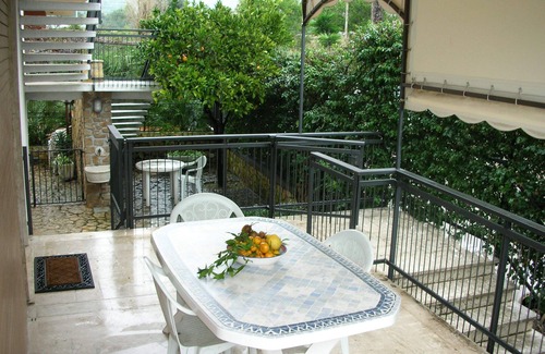Gianola House | Casa Fiorita: Spacious Getaway for Large Groups Near the Beach