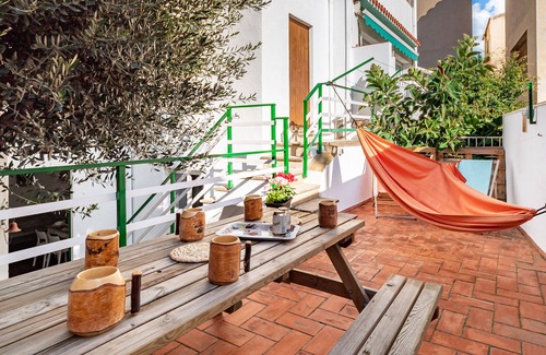 Masnou House | Casa Flamingo: Pet-Friendly Retreat with Oceanfront Views