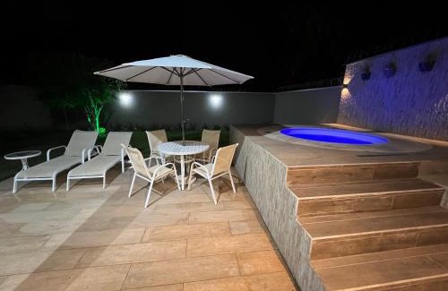 Bonito House | Casa Flora: Exclusive Jacuzzi & Comfort Near Central Square