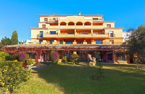 Alcaucin Villa | Relax at Casa Flores with Indoor Heated Pool & Ocean Views