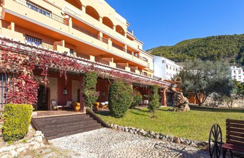 Alcaucin Villa | Relax at Casa Flores with Indoor Heated Pool & Ocean Views