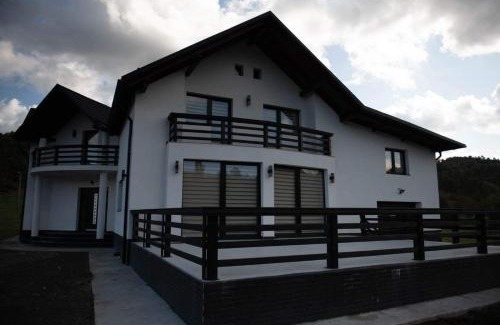 Rozavlea House | Casa Florus: Guest Rated 9.7, Pet & Child Friendly Haven