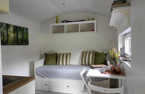 Weißenmoor House | Casa Foresta: Cozy Tiny House by the Woods, Pet Friendly