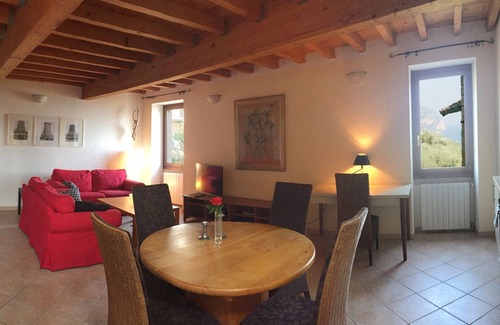 Fornico Apartment | Casa FORNICO: Scenic Apartments with Terraces by Lake Garda