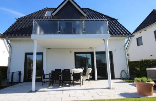 Muritz House | Casa Fortuna: Modern Retreat with Family-Friendly Amenities