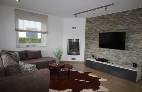 Muritz House | Casa Fortuna: Modern Retreat with Family-Friendly Amenities