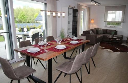 Muritz House | Casa Fortuna: Modern Retreat with Family-Friendly Amenities