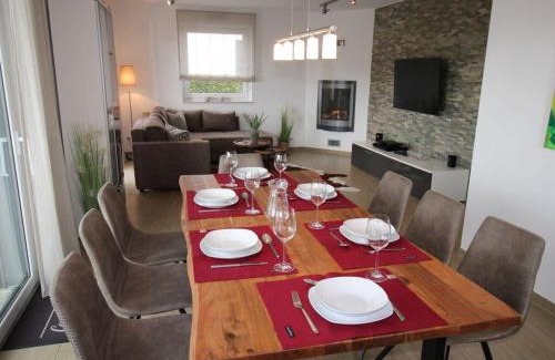 Muritz House | Casa Fortuna: Modern Retreat with Family-Friendly Amenities