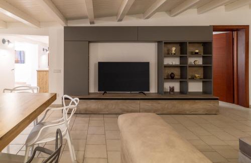 Pozzallo Apartment | Elegant Casa Francesca: 4-Star Stay with Hot Tub & Family-Friendly