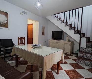 Fregenal de la Sierra House | Exceptional Casa Fregenal Centro R&S: Family-Friendly Retreat