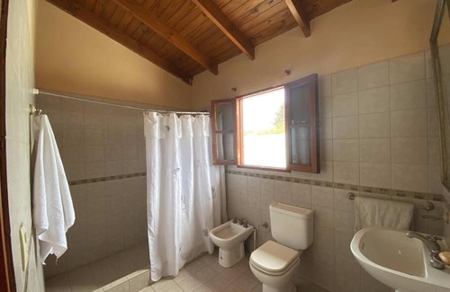 Embalse House | Cozy Casa Frente al Lago: Ideal for Families and Pets