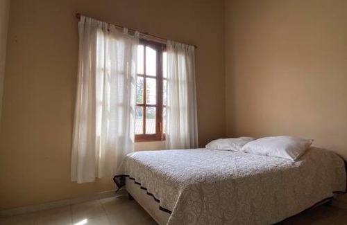 Embalse House | Cozy Casa Frente al Lago: Ideal for Families and Pets