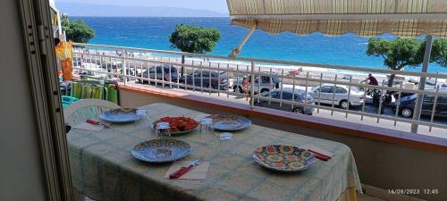 Roccalumera House | Cozy Casa Fronte Mare: Oceanfront Family-Friendly Retreat