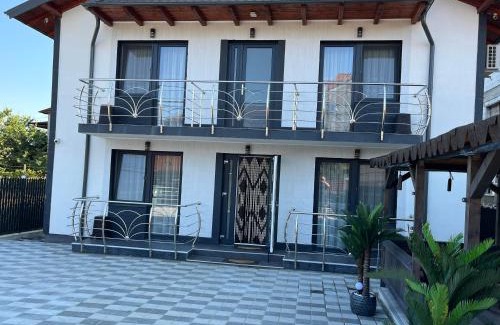 Costinesti House | Family-Friendly Retreat at Casa Fuchsia - Guest Rated 9.9