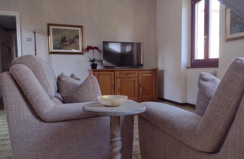 Toscolano Maderno Apartment | Casa Gabri: Family-Friendly Retreat with 9.3 Guest Rating