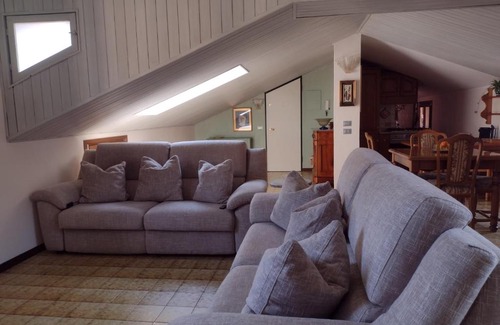 Toscolano Maderno Apartment | Casa Gabri: Family-Friendly Retreat with 9.3 Guest Rating
