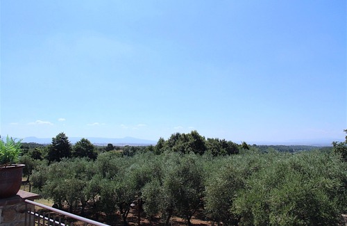 Montefiascone Apartment | Casa Galileo: Oceanfront Retreat with Pool & Terrace