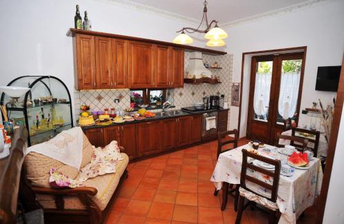 Bomerano Bed & Breakfast | Highly Rated Casa Gentile with Kitchen Amenities Await