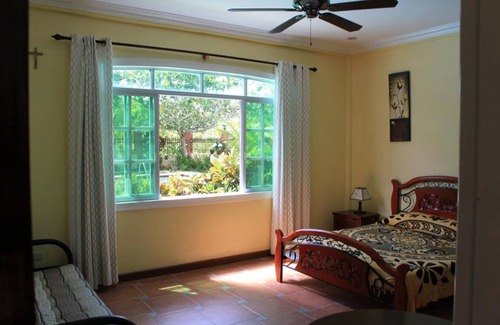 Libaong House | Budget-Friendly Casa Gialla: Family Pool & Breakfast Awaits