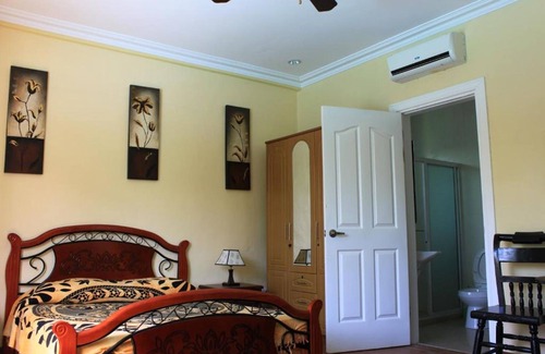 Libaong House | Budget-Friendly Casa Gialla: Family Pool & Breakfast Awaits