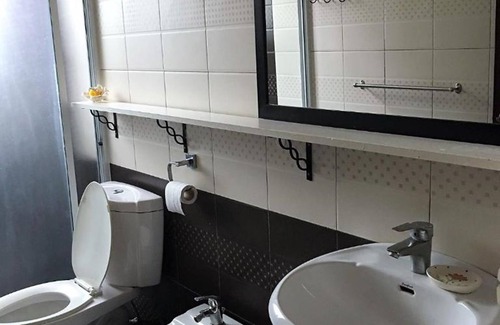 Libaong House | Budget-Friendly Casa Gialla: Family Pool & Breakfast Awaits