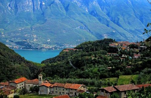 Tremosine House | Casa Gina Garden: Family-Friendly Retreat with Scenic Views