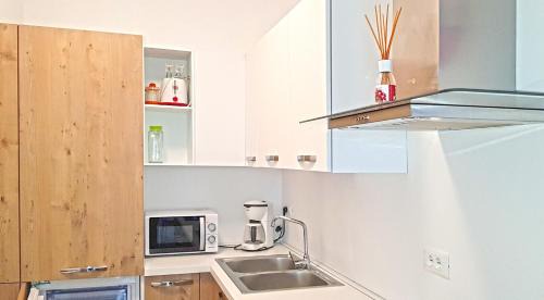 Tremosine House | Casa Gina Garden: Family-Friendly Retreat with Scenic Views