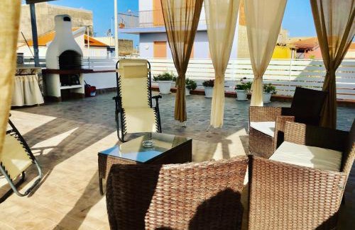 Casuzze Apartment | Pet-Friendly Casa Gio: Oceanfront Getaway with Pool