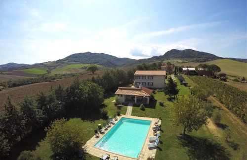 Pomarance Apartment | Discover Casa Girasole Agriturismo with Pool & Kitchen