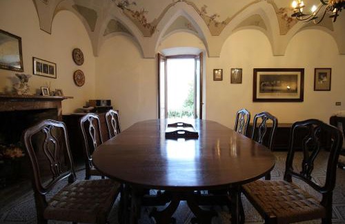 Claino Con Osteno House | Family-Friendly Getaway at Casa Glicine On The Lake