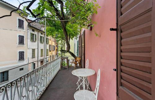 Claino Con Osteno House | Family-Friendly Getaway at Casa Glicine On The Lake