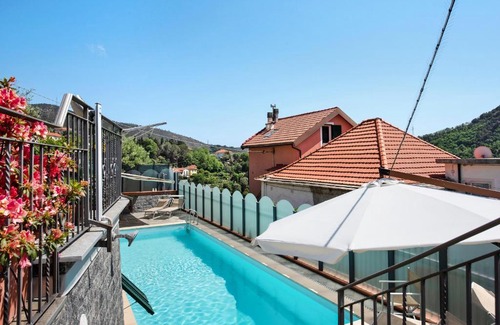 Varazze Bed & Breakfast | Casa Gocce Di Cristallo: Family-Friendly Retreat with Pool