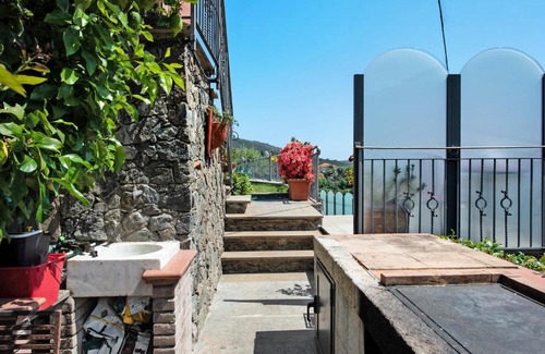 Varazze Bed & Breakfast | Casa Gocce Di Cristallo: Family-Friendly Retreat with Pool
